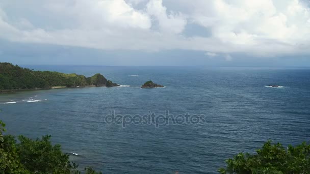 Zeegezicht met tropisch eiland, strand, rotsen en golven. Catanduanes, Luzon. — Stockvideo