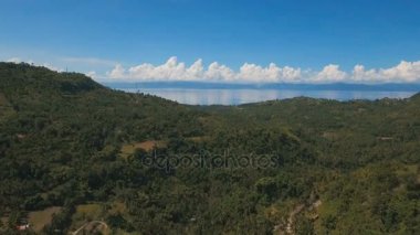 Hava tropikal adada güzel sahil şeridi görüntüleyin. Filipinler Cebu Adası.