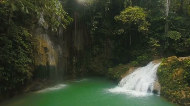 Hermosa cascada tropical. Filipinas Isla de Cebú . — Vídeo de stock