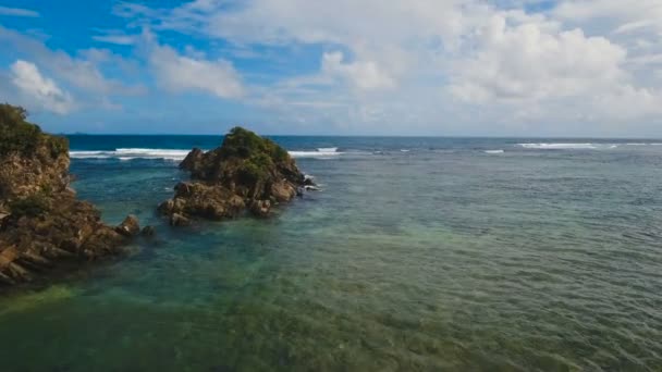 Kayalar ve dalgalar deniz manzarası. Catanduanes, Filipinler. — Stok video