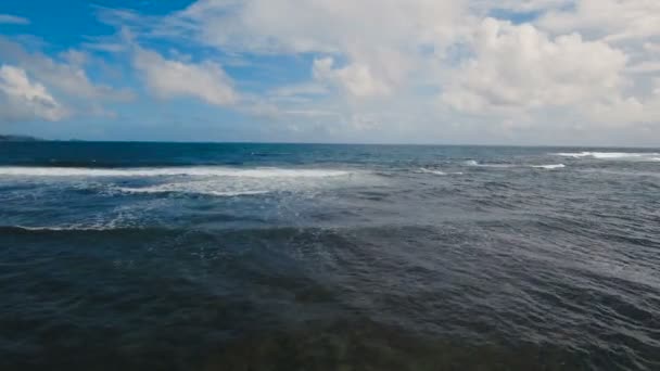 Su yüzey havadan görünümü. Catanduanes, Filipinler. — Stok video