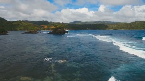 Tropik ada, kayalar ve dalgalar deniz manzarası. Catanduanes, Filipinler. — Stok video