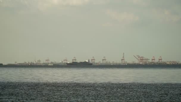 Vrachtschepen zeilen op de zee. Filipijnen, Manilla. — Stockvideo