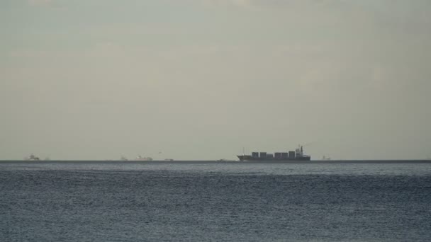 Nákladní loď plachty na moři. Filipíny, Manila.