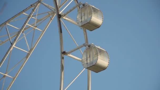 Ruota panoramica in un parco divertimenti. — Video Stock