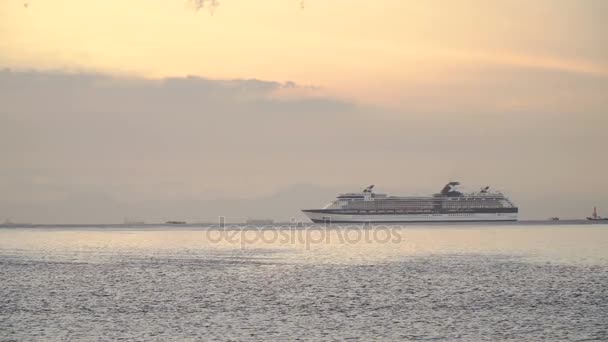 Κρουαζιερόπλοιο στη θάλασσα στο ηλιοβασίλεμα. — Αρχείο Βίντεο