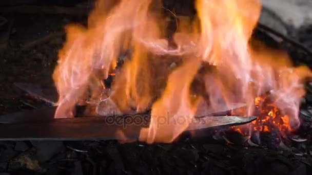 Horno herrero con carbones quemados. — Vídeos de Stock