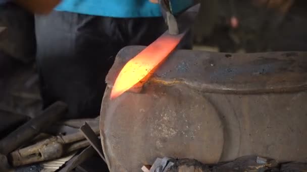 Fabbro lavorazione metallo con martello . — Video Stock
