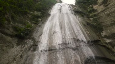 Güzel tropik şelale. Filipinler Cebu Adası.