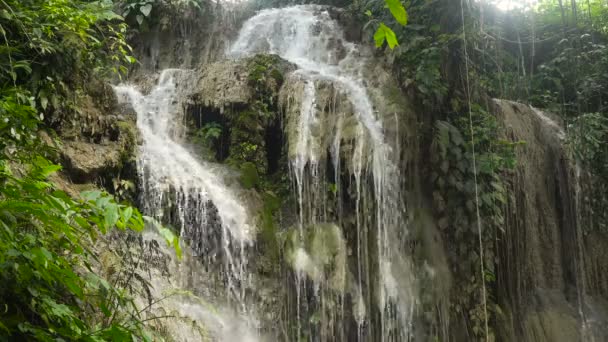 Wunderschöner tropischer Wasserfall. philippinische cebu-insel. — Stockvideo