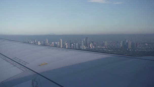 Bir uçak penceresinden görüntüleyin. Manila, Filipinler. — Stok video