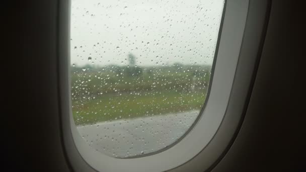 Regen druppels op het venster van het vliegtuig. — Stockvideo