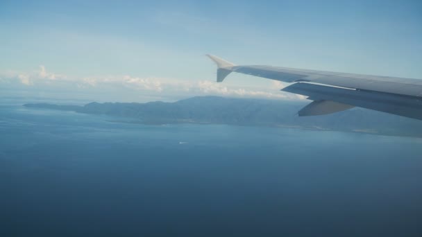 View from an airplane window on the mountains and ocean. — Stock Video