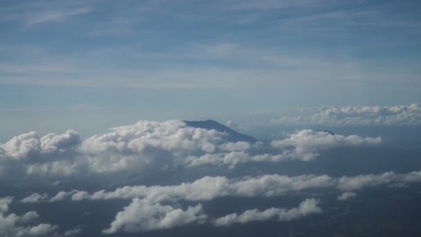 Vue depuis une fenêtre d'avion sur les montagnes .