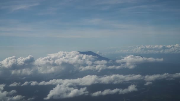 Uitzicht vanuit het raam van een vliegtuig op de bergen. — Stockvideo