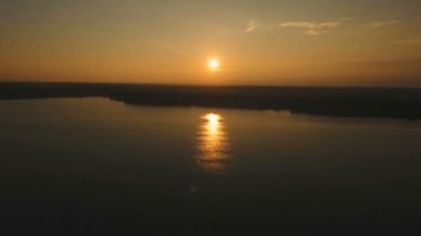 Gün batımı göl üzerinde. Hava video.