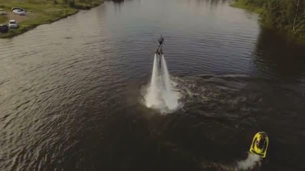 Při přechodu board rider. Fly board rider. Letecké video. — Stock video