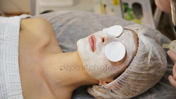 Máscara facial que se aplica durante el tratamiento de spa — Vídeos de Stock