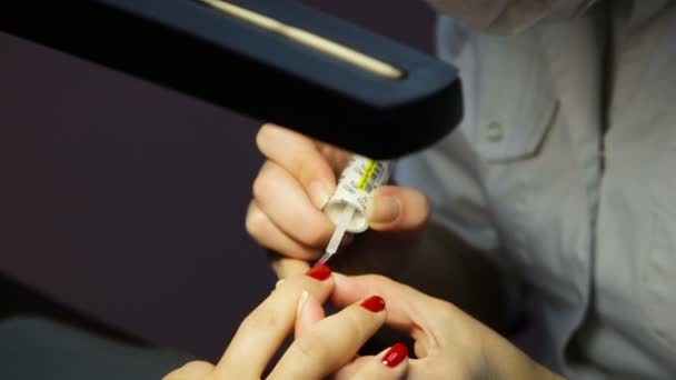 Manicura para mujer, esmalte de uñas — Vídeo de stock