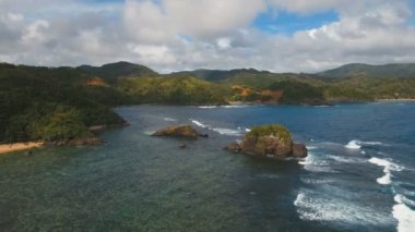 Tropik ada, plaj, kayalar ve dalgalar deniz manzarası. Catanduanes, Filipinler.