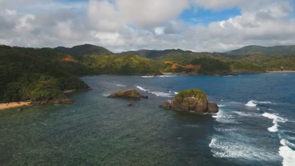 Zeegezicht met tropisch eiland, strand, rotsen en golven. Catanduanes, Luzon. — Stockvideo