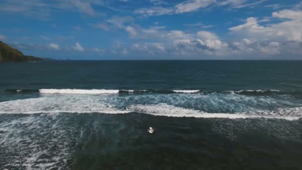 Flygfoto surfare på vågorna. Catanduanes, Filippinerna. — Stockvideo