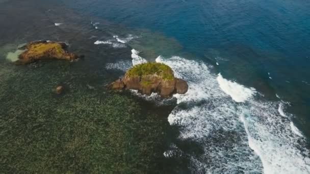 A paisagem marinha com rochas e ondas. Catanduanes, Filipinas . — Vídeo de Stock