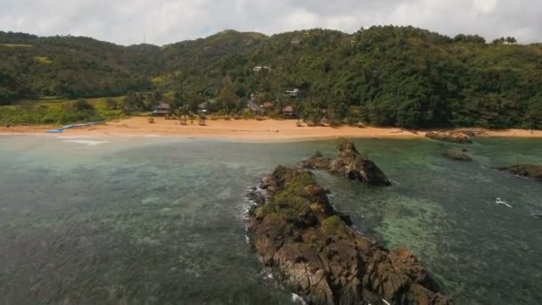 Paysage marin avec île tropicale, plage, rochers et vagues. Catanduanes, Philippines . — Video