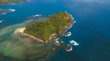 Tropik ada, plaj, kayalar ve dalgalar deniz manzarası. Catanduanes, Filipinler.
