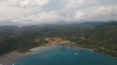 Tropik ada, plaj, kayalar ve dalgalar deniz manzarası. Catanduanes, Filipinler.