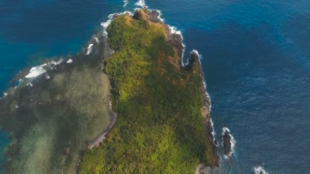 Paisaje marino con isla tropical, playa, rocas y olas. Catanduanes, Filipinas . — Vídeos de Stock