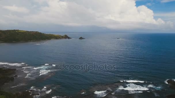 Paisaje marino con isla tropical, playa, rocas y olas. Catanduanes, Filipinas . — Vídeos de Stock