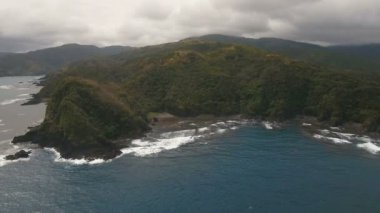Tropik ada, plaj, kayalar ve dalgalar deniz manzarası. Catanduanes, Filipinler.