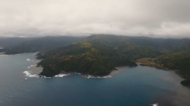 Tropik ada, plaj, kayalar ve dalgalar deniz manzarası. Catanduanes, Filipinler.