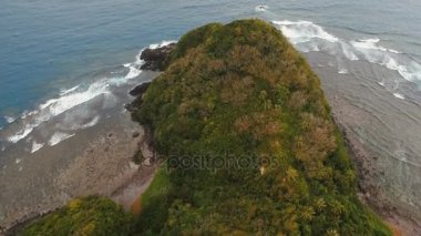 Tropik ada, plaj, kayalar ve dalgalar deniz manzarası. Catanduanes, Filipinler.