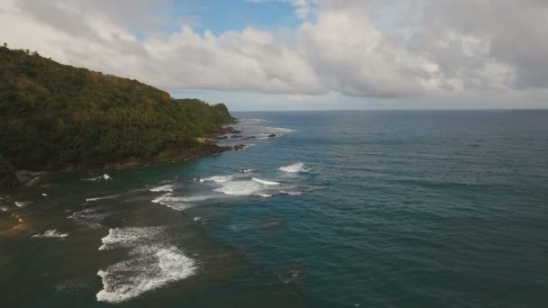 Paisaje marino con isla tropical, playa, rocas y olas. Catanduanes, Filipinas . — Vídeos de Stock