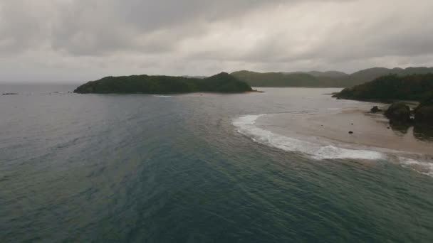 Seascape with tropical island, beach, rocks and waves. Catanduanes, Philippines. — Stock Video