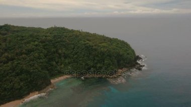 Tropik ada, plaj, kayalar ve dalgalar deniz manzarası. Catanduanes, Filipinler.
