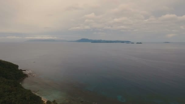 Vista aérea de la superficie del agua en clima tormentoso. Isla de Catanduanes Filipinas . — Vídeos de Stock