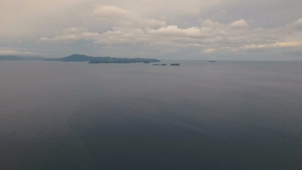 Vue aérienne de la surface de l'eau par temps orageux. Catanduanes île de Philippines . — Video