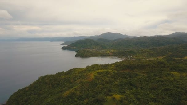 熱帯の島、ビーチ、岩と波と海の風景。カタンドゥアネス、フィリピン. — ストック動画