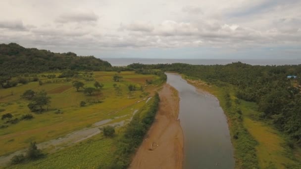 Berg rivier mondt uit in de zee... Camiguin island, Filippijnen. — Stockvideo