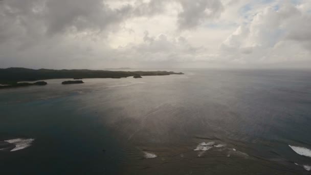 Θαλασσογραφία με τροπικό νησί, παραλία, βράχους και κύματα. Catanduanes, Φιλιππίνες. — Αρχείο Βίντεο