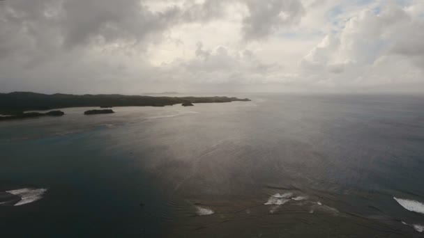 Seascape z tropikalnej wyspie, plaża, skały i fale. Catanduanes, Filipiny. — Wideo stockowe