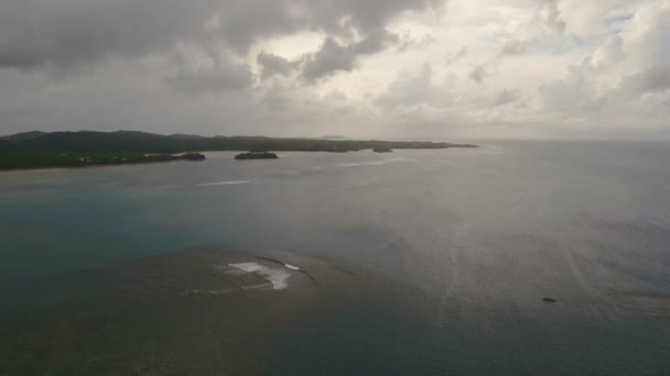 Seascape med tropisk ö, strand, klippor och vågor. Catanduanes, Filippinerna. — Stockvideo