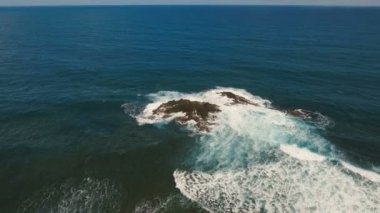 Kayalar ve dalgalar deniz manzarası. Catanduanes, Filipinler.