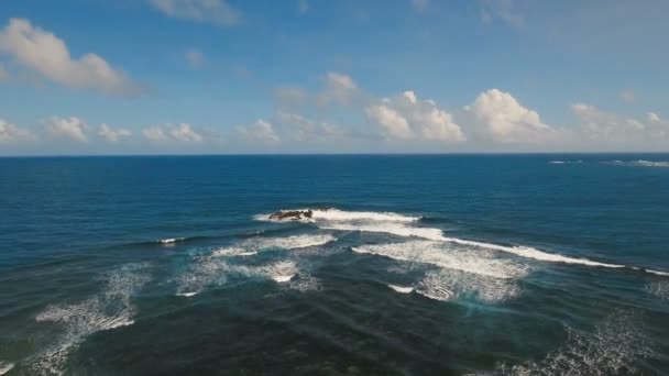 Meereslandschaft mit Felsen und Wellen. Catanduanes, Philippinen. — Stockvideo