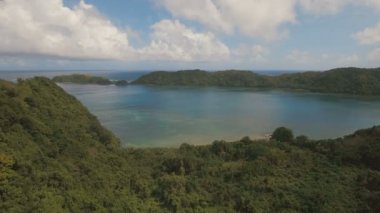 Havadan görünümü tropikal lagün, deniz, plaj. Tropik ada. Catanduanes, Filipinler.