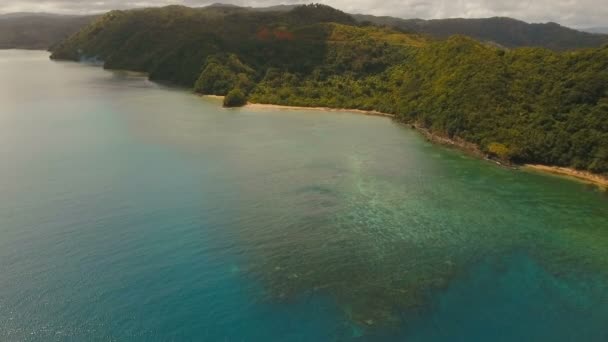 Flygfoto tropisk lagun, havet, stranden. Tropisk ö. Catanduanes, Filippinerna. — Stockvideo