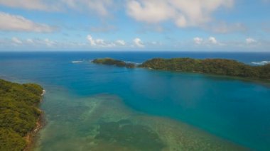 Havadan görünümü tropikal lagün, deniz, plaj. Tropik ada. Catanduanes, Filipinler.